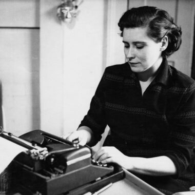 Exhibition-Doris-Lessing-at-typewriter