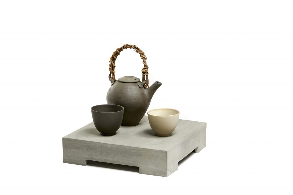 Julian Stair, Teapot, two cups and stand, 2003. © Julian Stair A teapot, two cups and a stand by Julian Stair