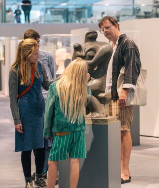 35-Killing-All-19.09.25-photo-by-kat-mager-02 A family looking at a sculpture by Henry Moore in an art museum